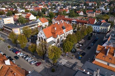 Widok z lotu ptaka na rynek i ratusz w Twardogórze